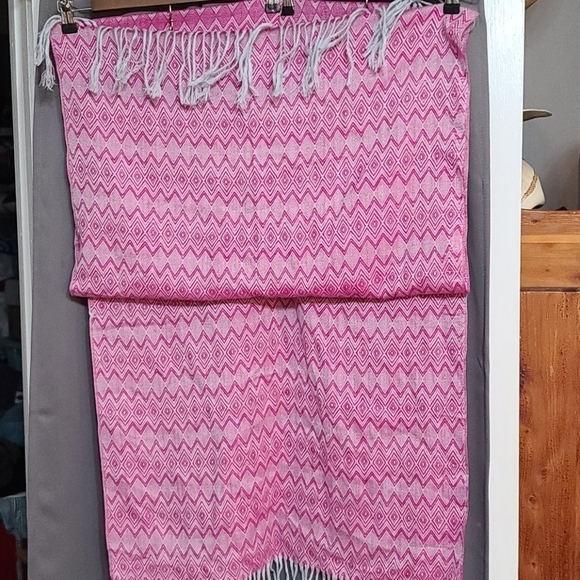 Unbranded wrap/scarf fringed chevron 24x68 inches - Picture 2 of 4